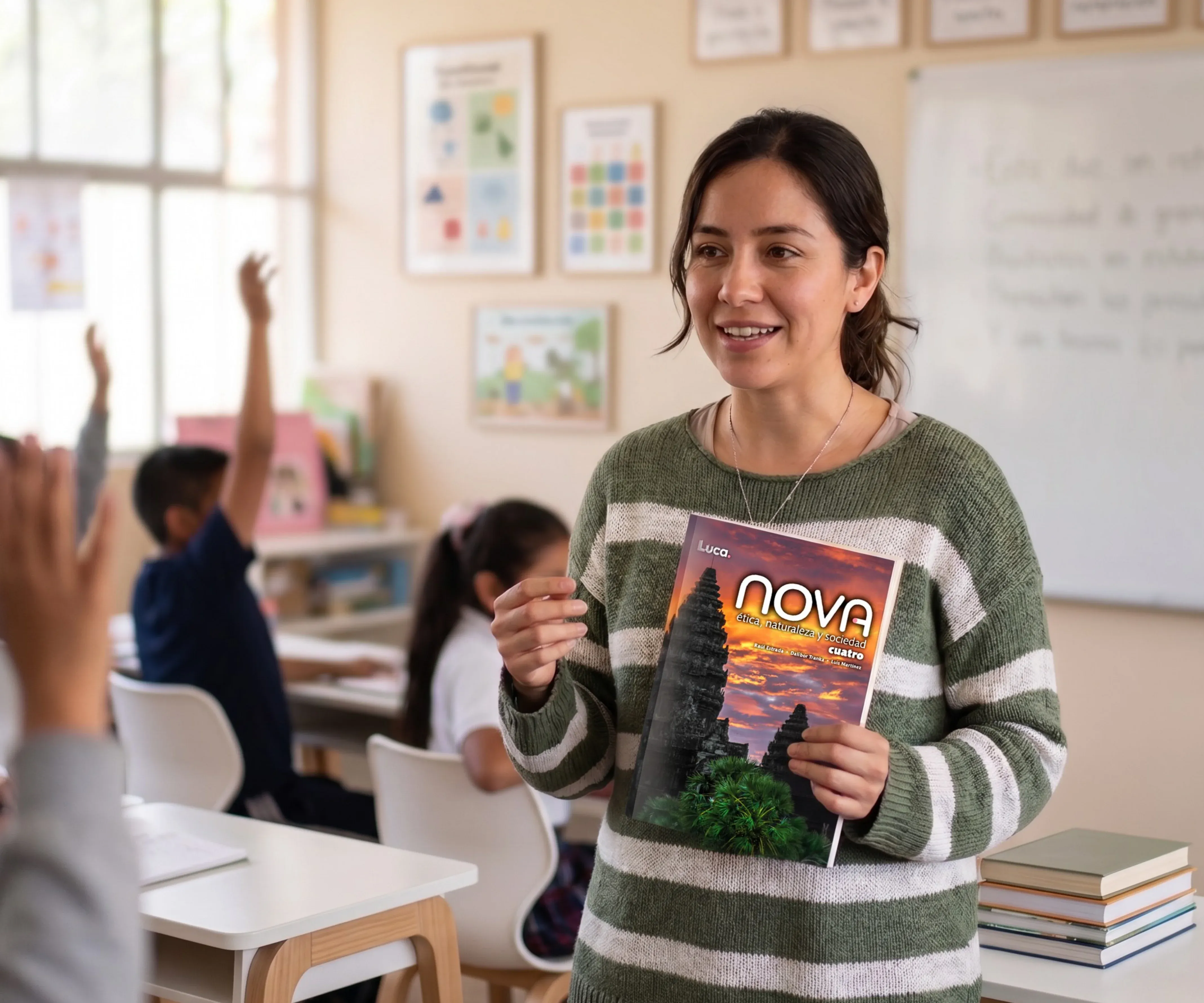 Directora en pasillos del colegio