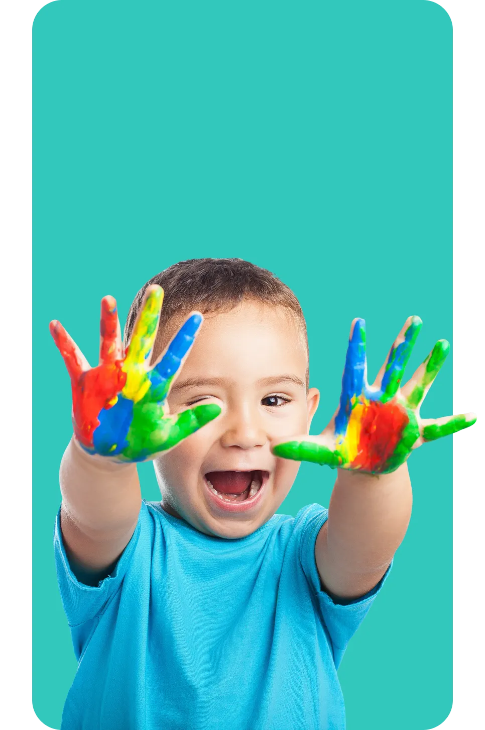 Niño explorando y pintando con las manos en el aula