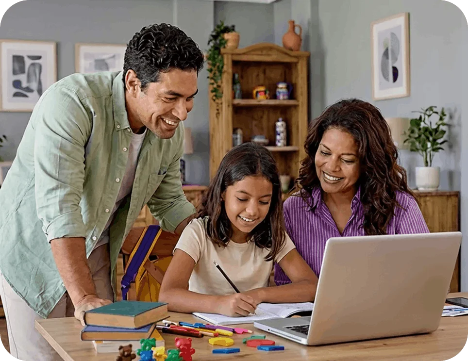 Familia revisando el aprendizaje en casa con laptop