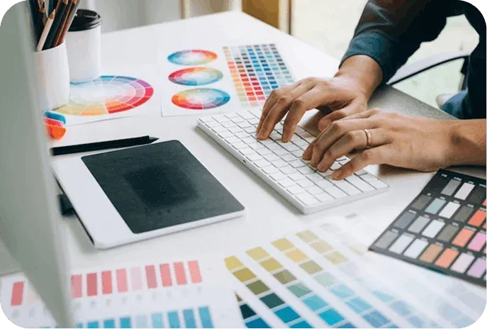 Escritorio creativo con herramientas de diseño.